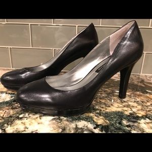Bandolino classic black leather pumps- Sz 7